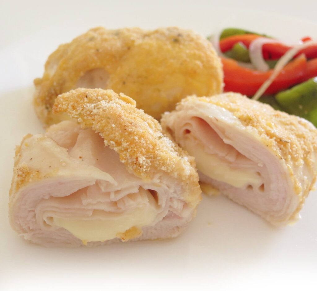 Bifes de frango enrolados em queijo e fiambre
