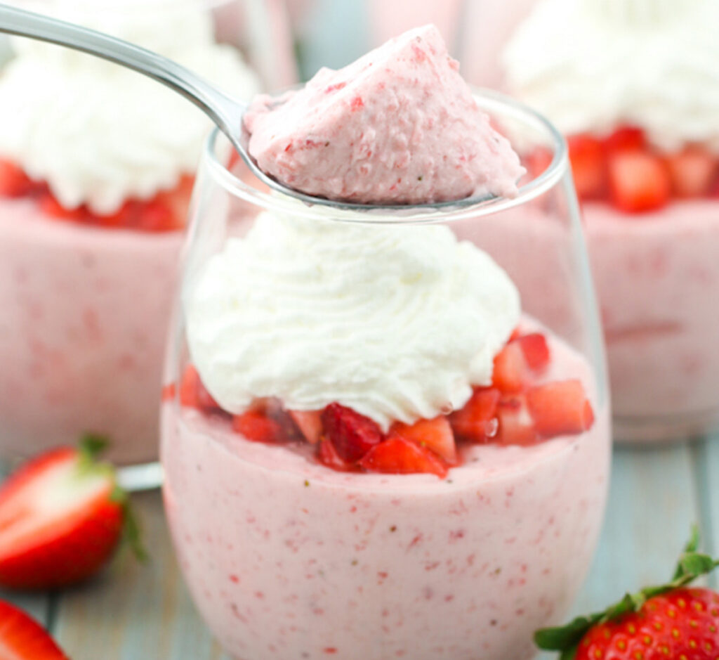 Mousse fingida de morango e iogurte