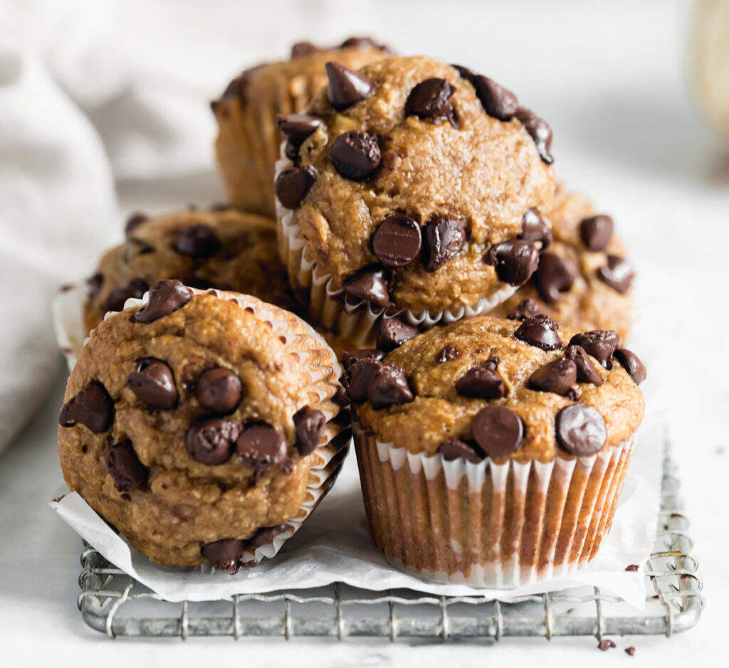 Muffins de manteiga de amendoim com pepitas de chocolate