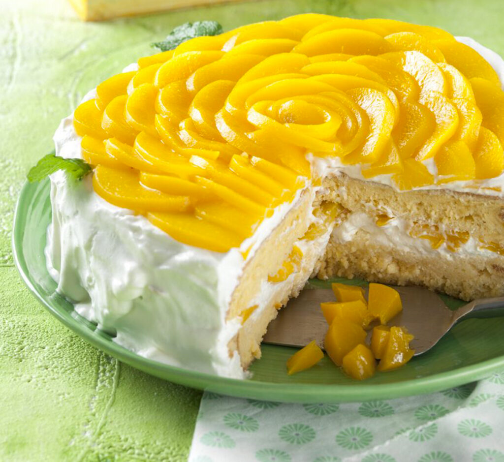 Pão de ló com chantili e pêssego