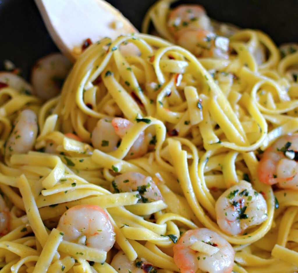 Fettuccine de especiarias com camarão, molho de coco, limão e cebolinho