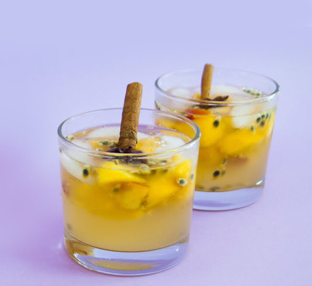Sangria de Vinho Branco com Pêssego e Maracujá