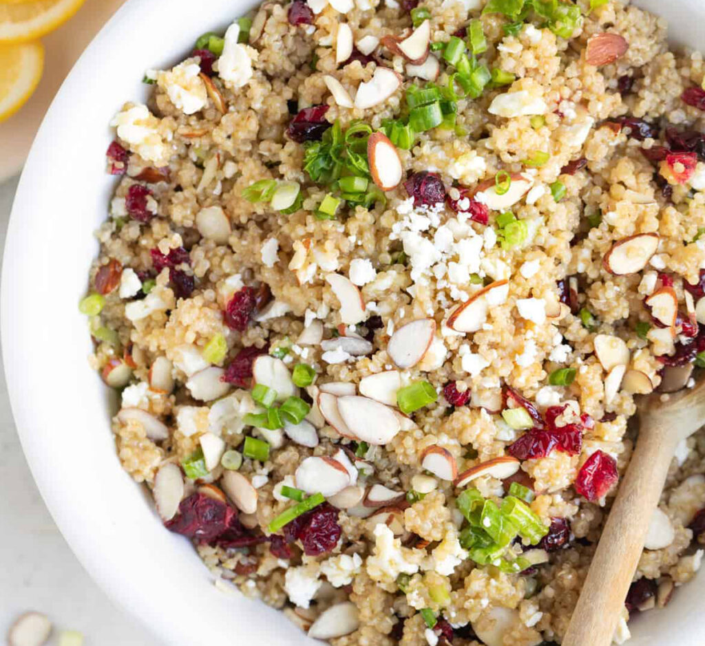 Salada de Quinoa com pão de alho