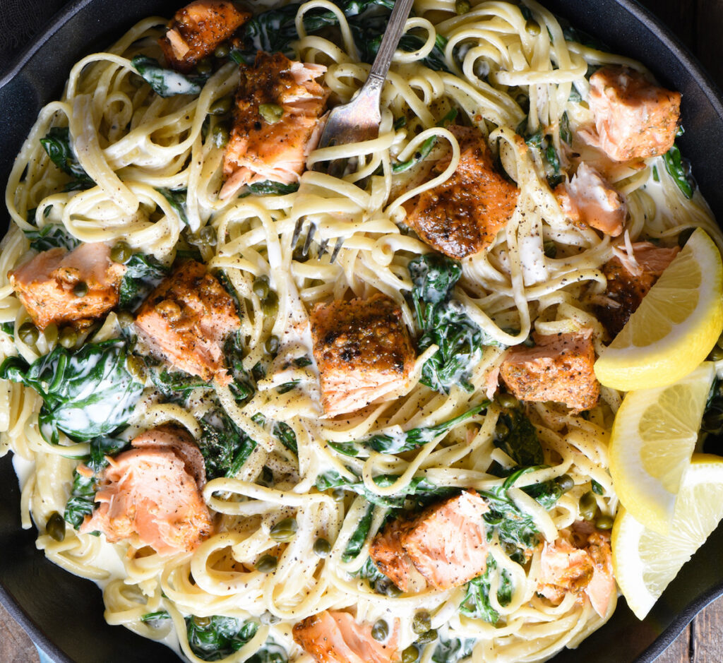 Salmão com Linguine, Espinafres e Cebola Crocante