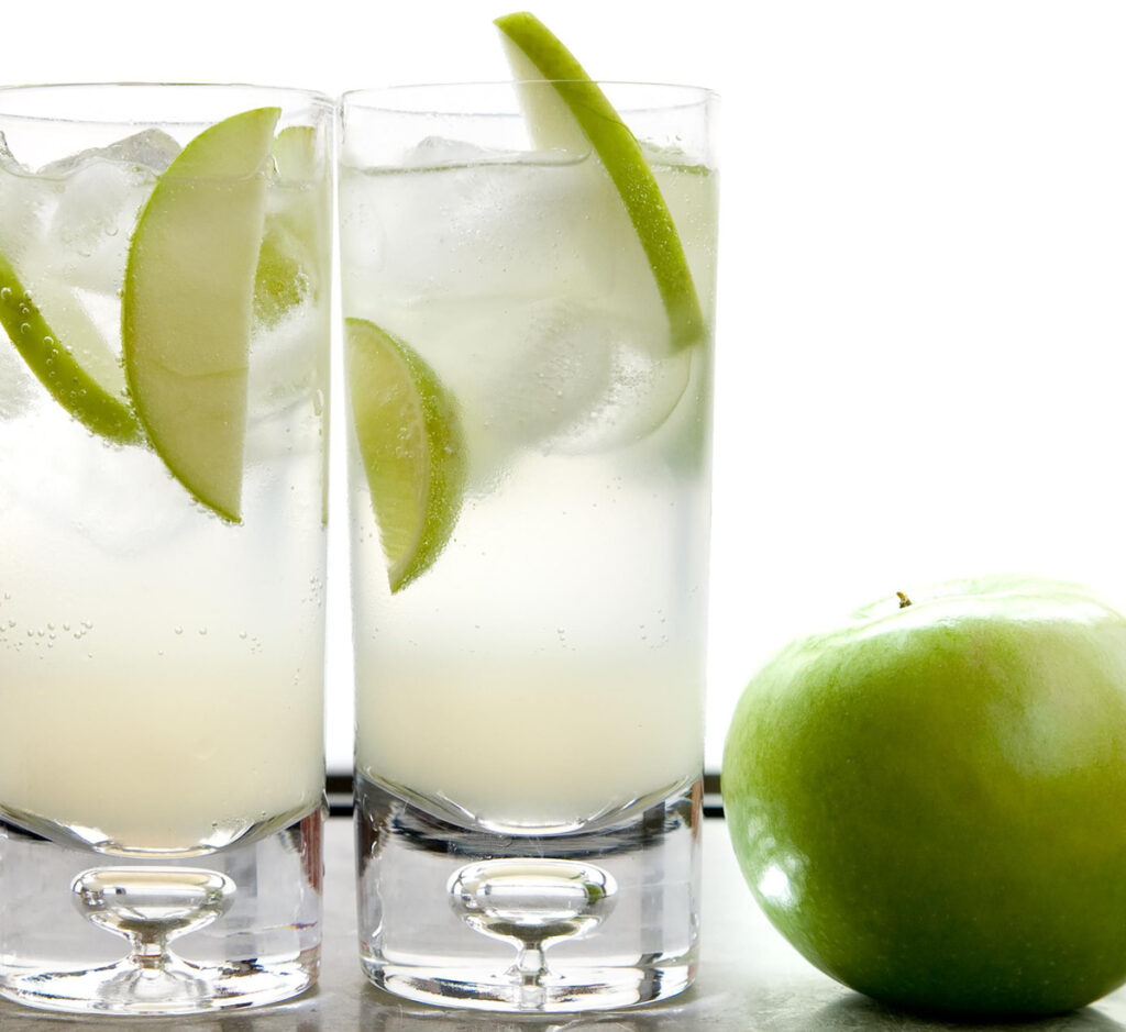 Gin com Maçã Verde, Canela e Schweppes