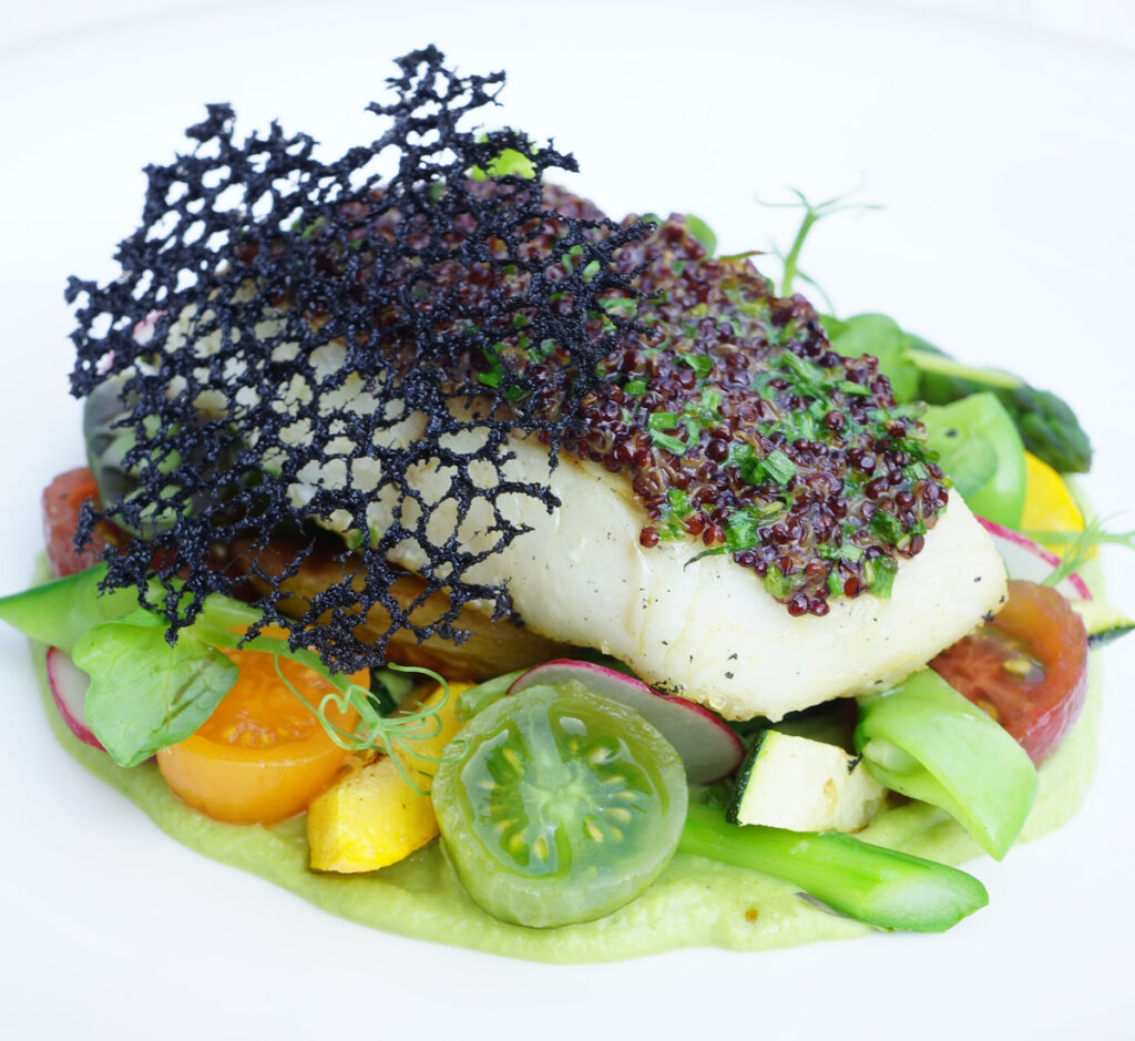 Bacalhau Fresco com Legumes e Puré de Ervilhas
