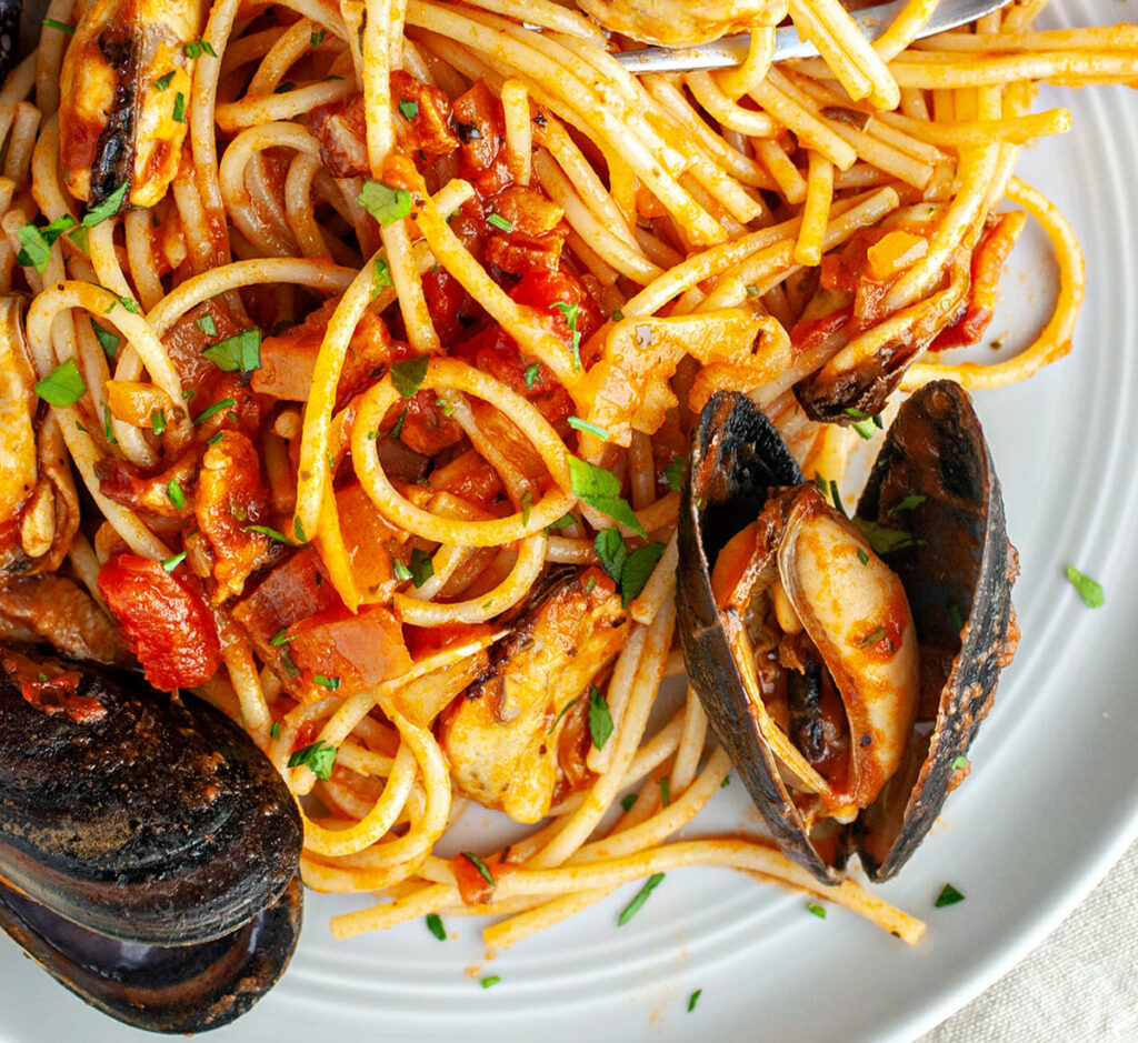 Esparguete com Mexilhão e Amêijoas, Tomate Fresco e Coentros