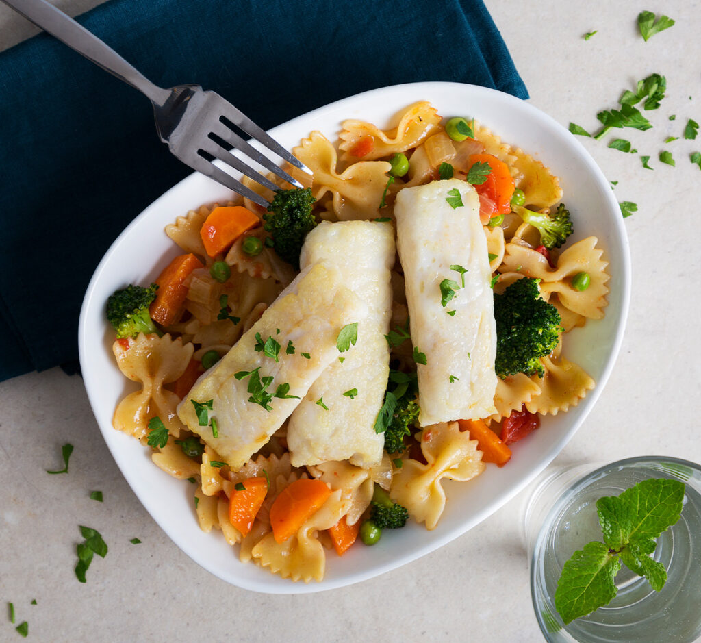 Pescada com Salada Quente de Lacinhos e Legumes
