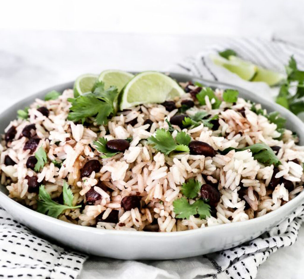 Arroz solto com Feijão Preto e Coentros