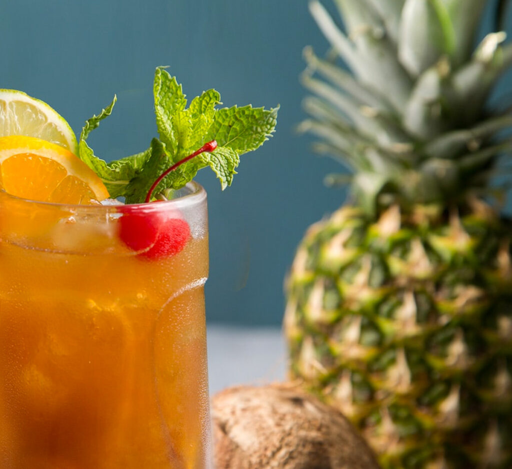 Cocktail de ananás com hortelã e xarope de groselha
