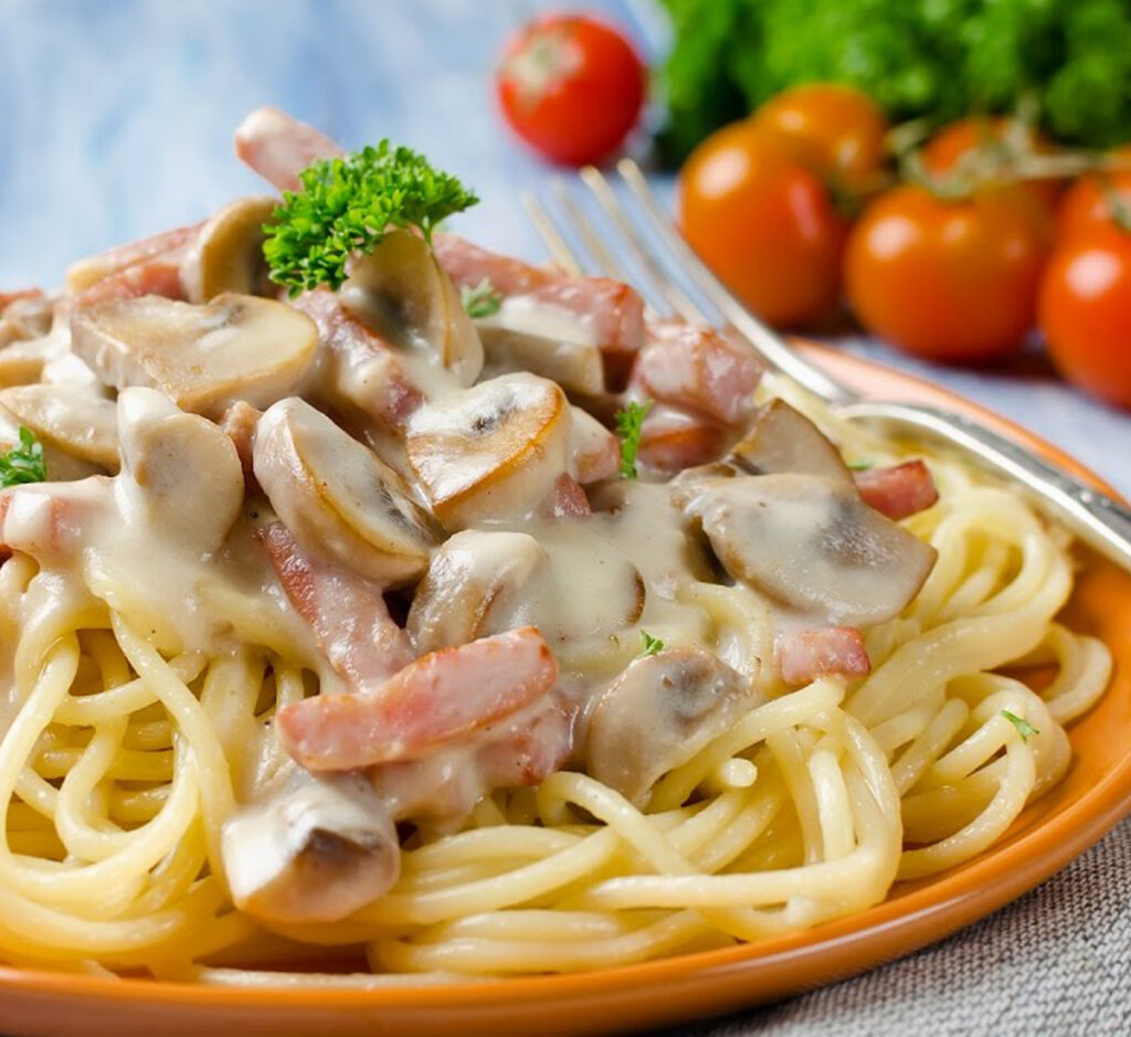 Esparguete com bacon e cogumelos