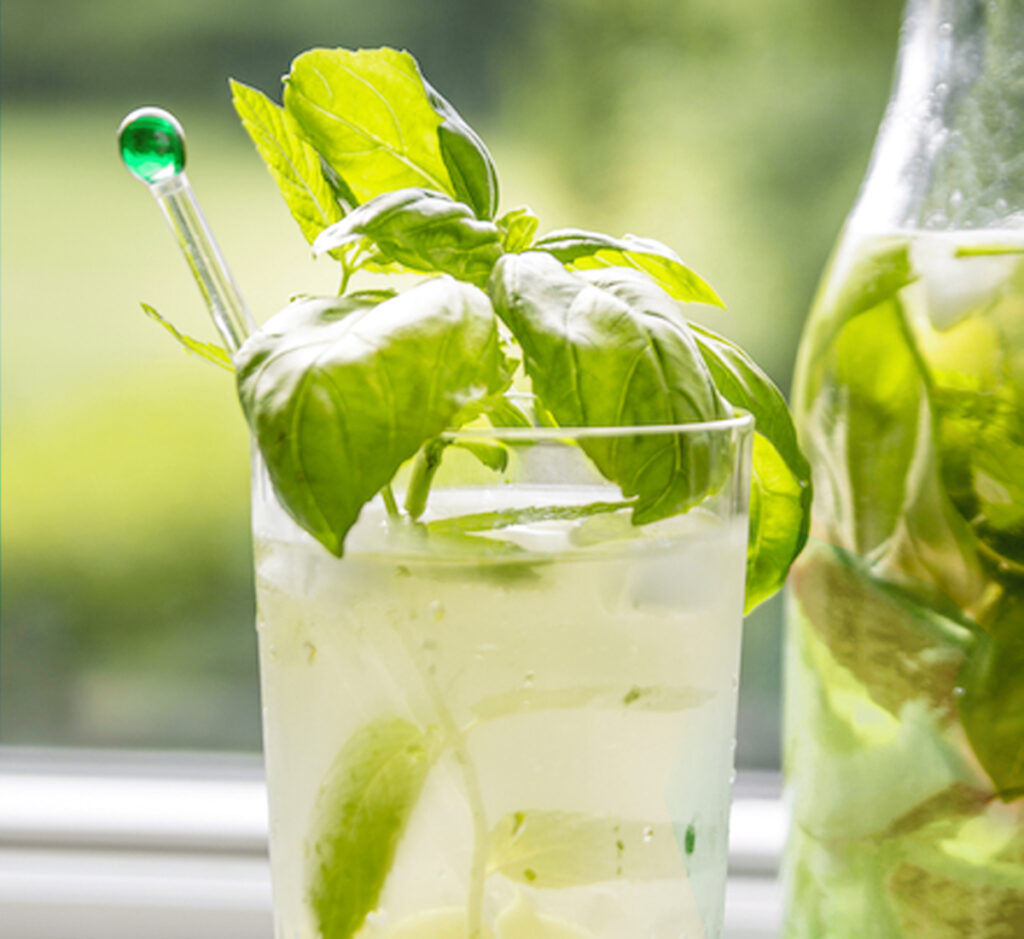Sangria de melão e uvas verdes com vinho verde