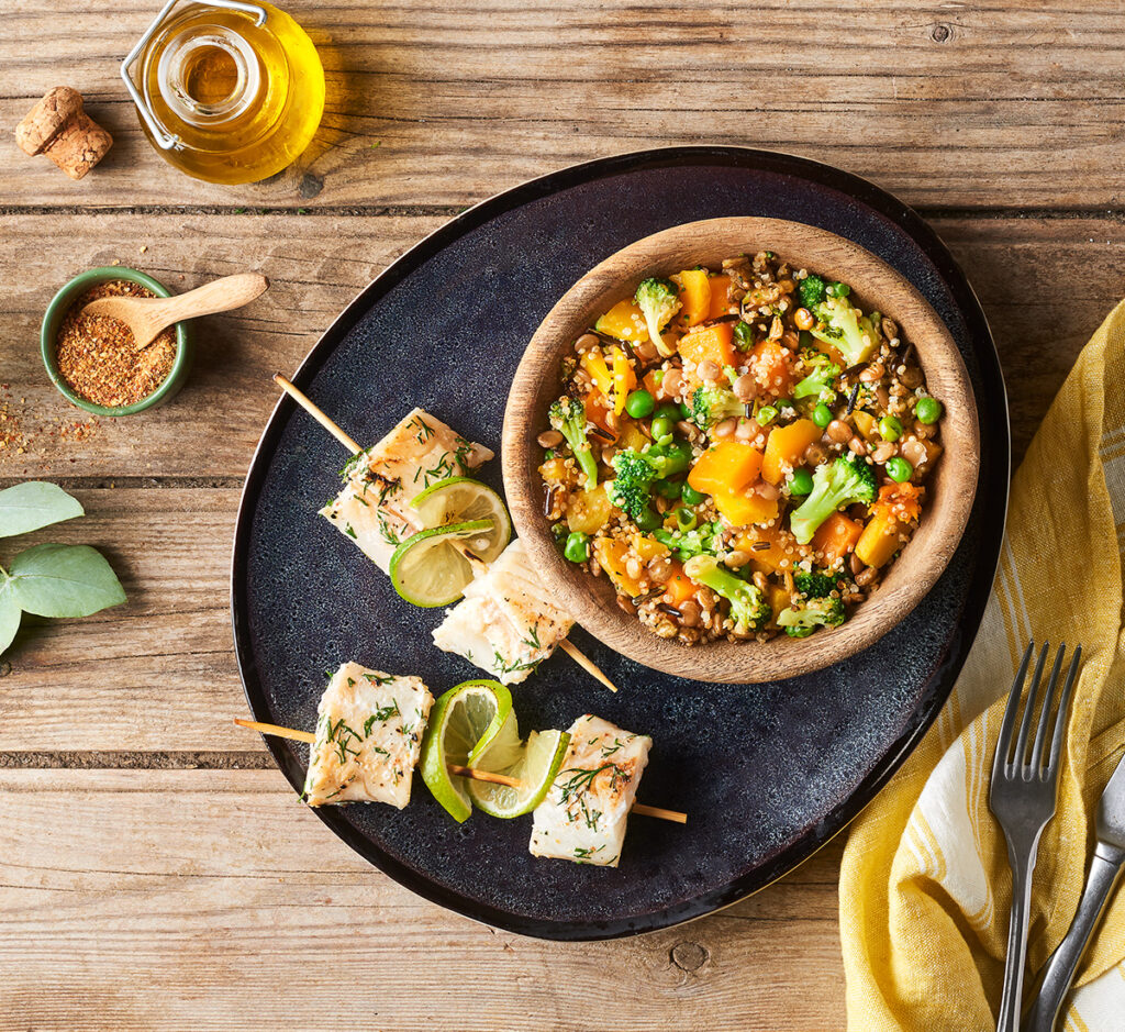 Veggie Bowl Quinoa com espetadas de bacalhau fresco