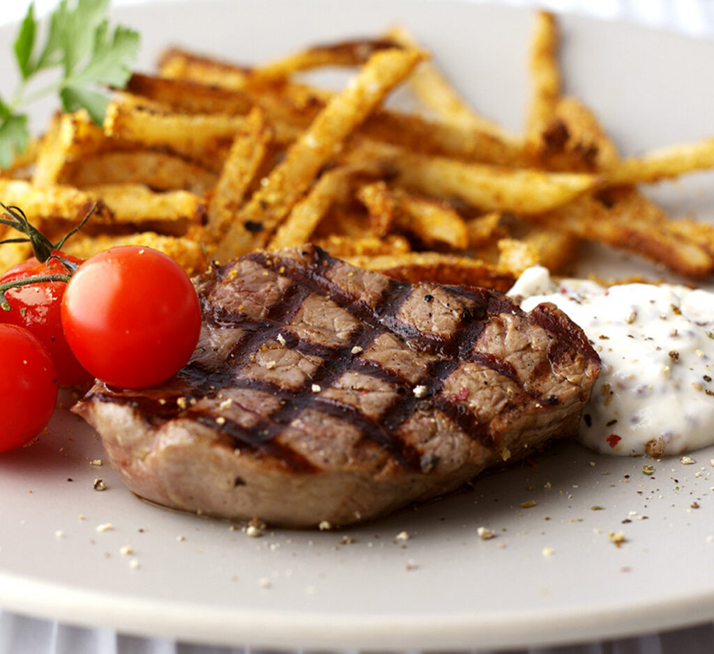 Bife e batatas fritas com sabor a alho