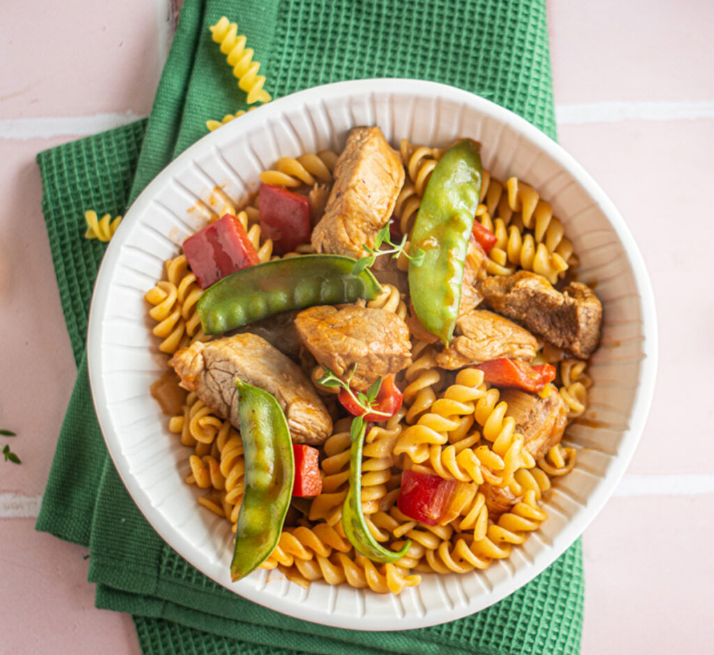 Espirais com lombo de porco e legumes