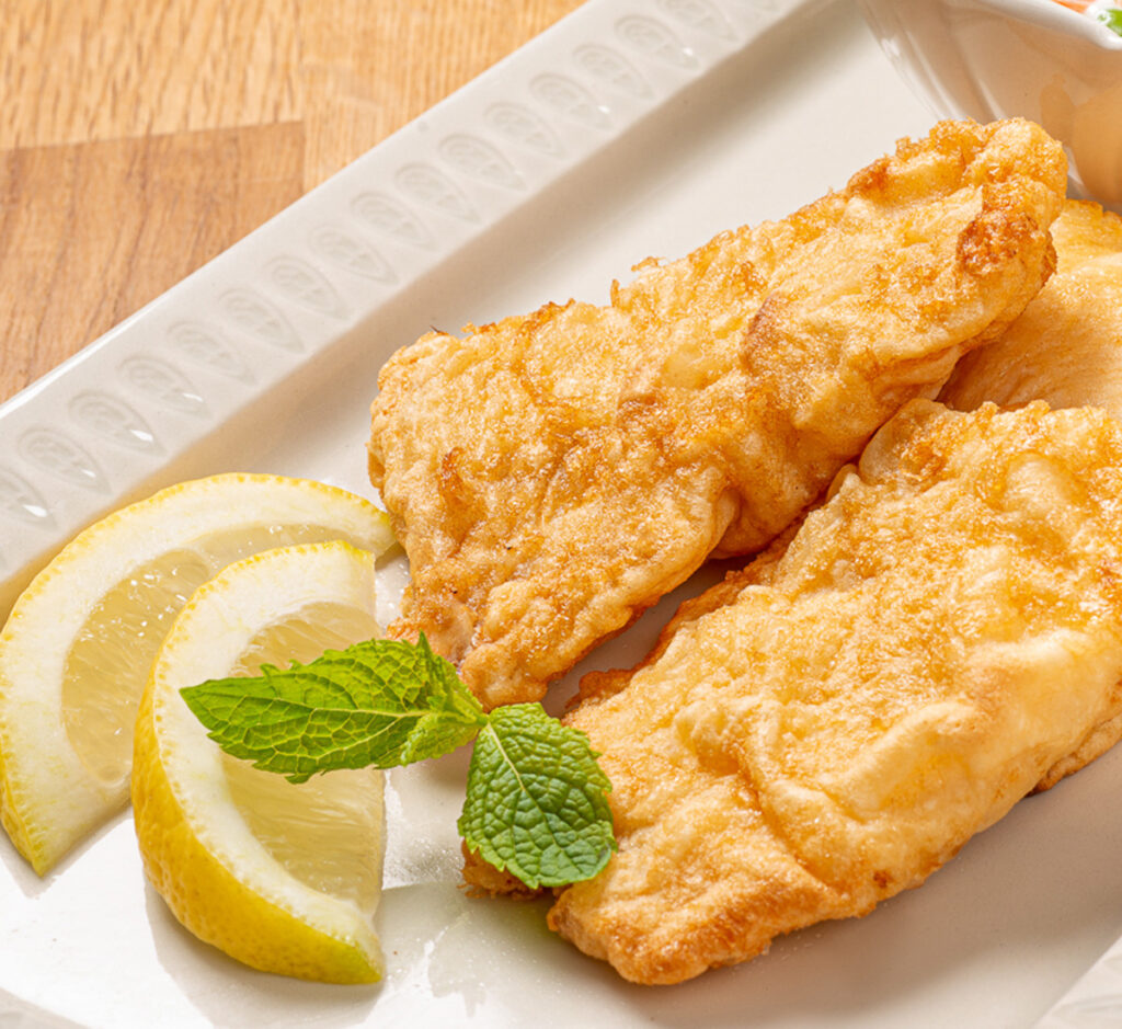Filetes com Salada de Pepino, Cenoura e Coco