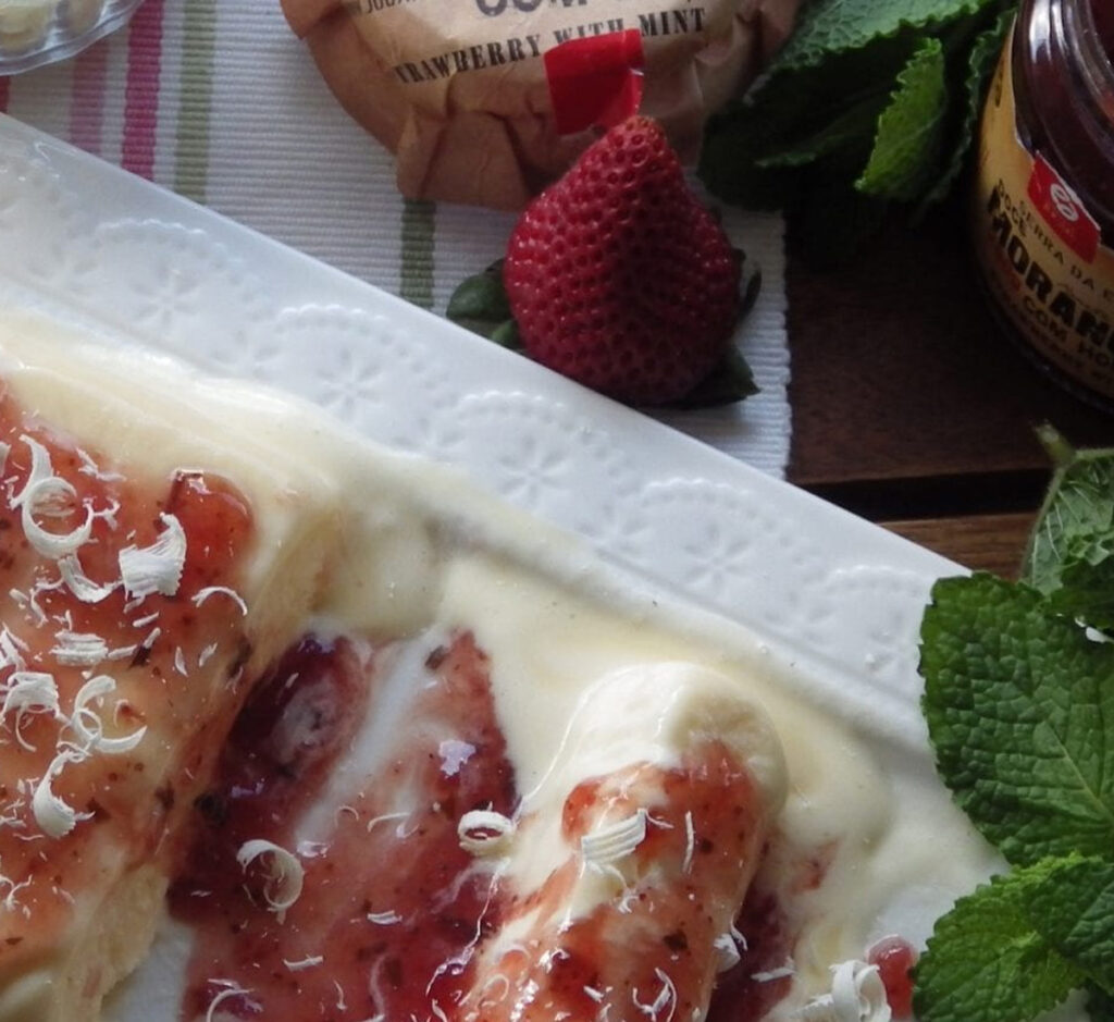 Semifrio de Chocolate Branco e Doce de Morango com Hortelã