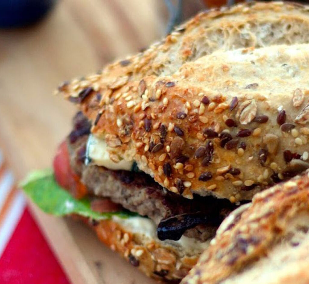 Hambúrguer com queijo Roquefort em pão de cereais