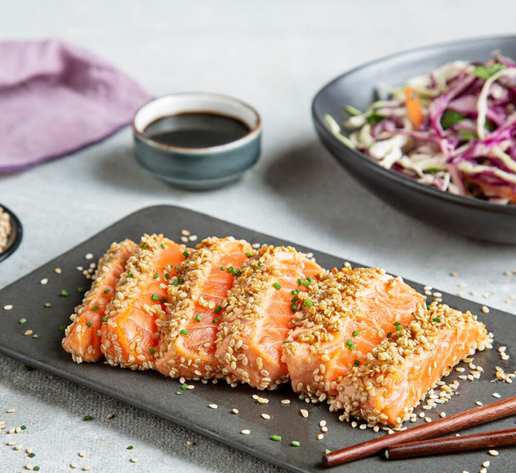 Tataki de salmão com salada de legumes crocantes