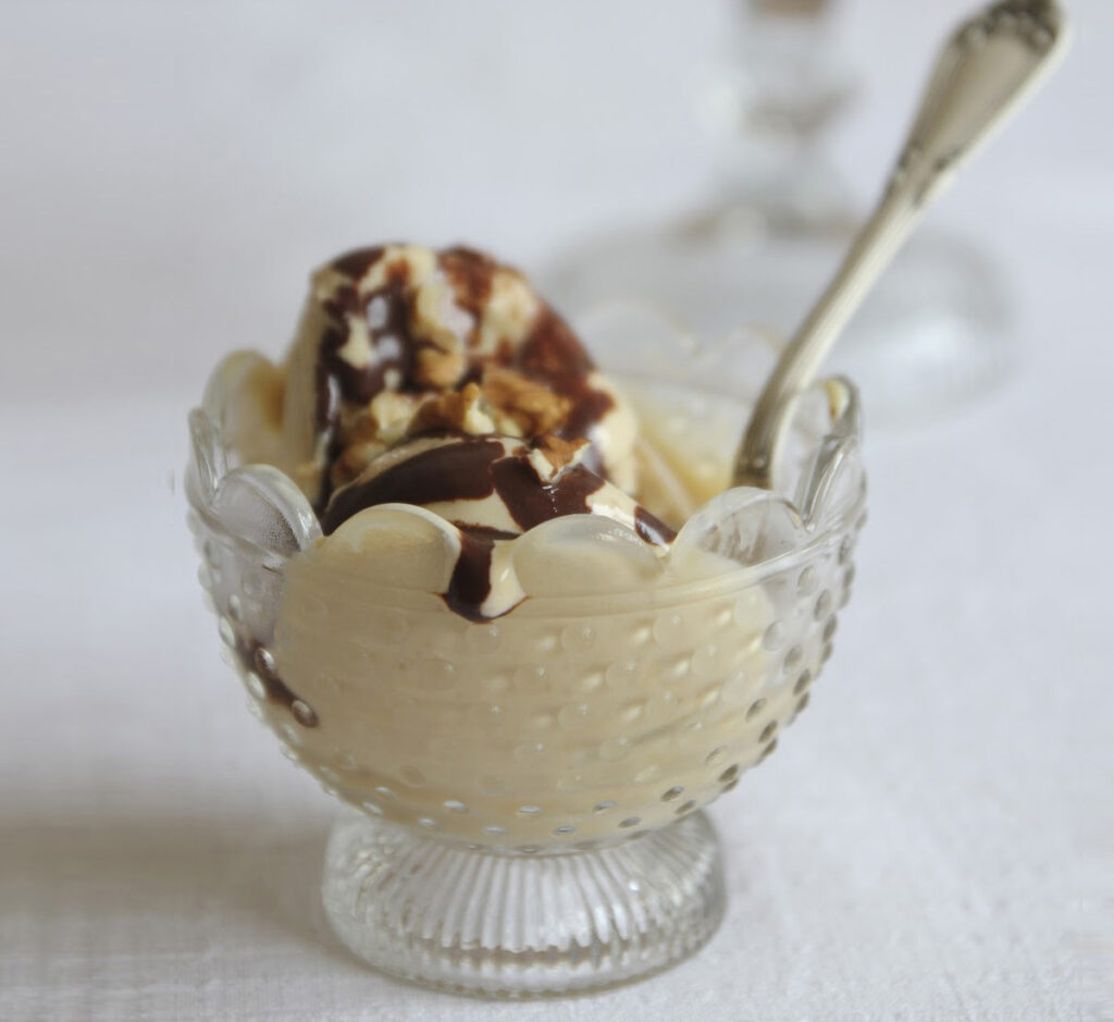 Creme gelado de castanha com molho de chocolate e café