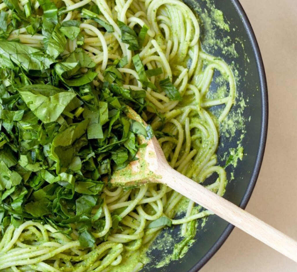 Esparguete com Pesto de Nozes e Espinafres