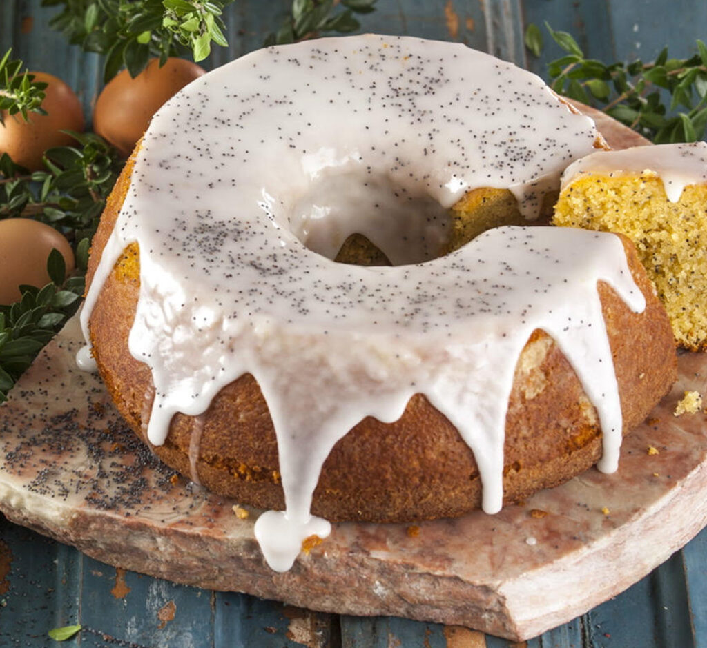 Bolo de limão com glacé e sementes de papoila