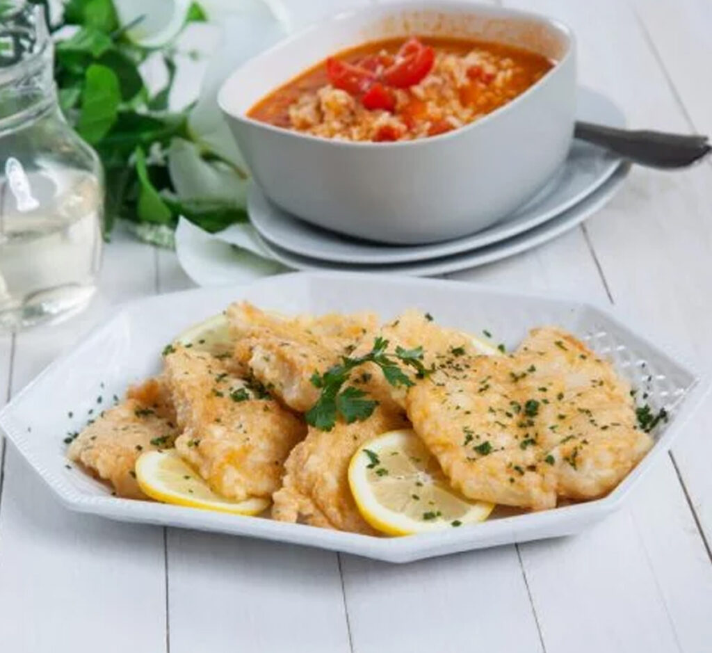 Filetes de pescada panados com arroz de tomate