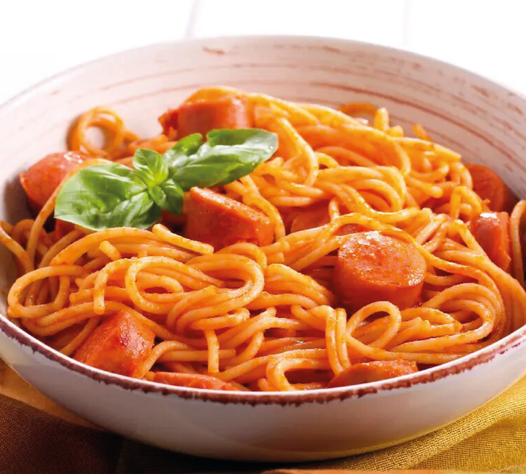 Esparguete com molho de tomate e salsichas