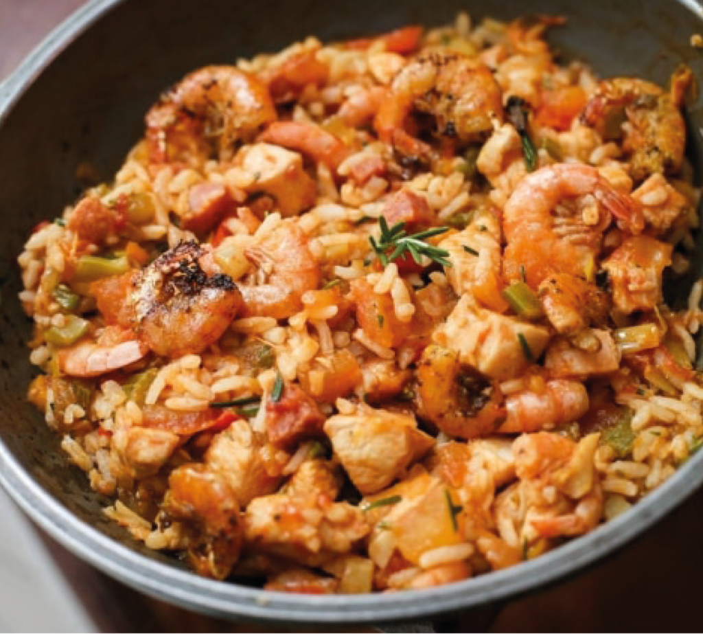 Jambalaya de frango, linguiça e camarões