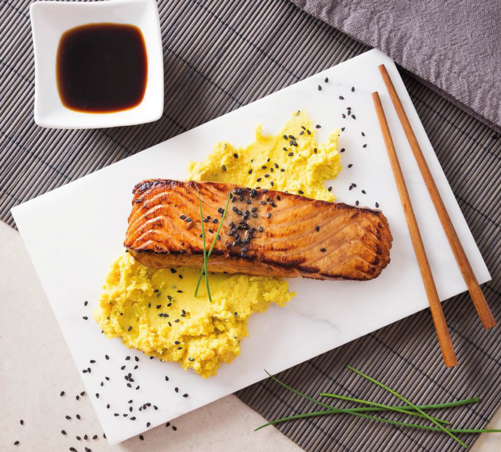 Salmão ao Molho de Soja com Puré de Caril