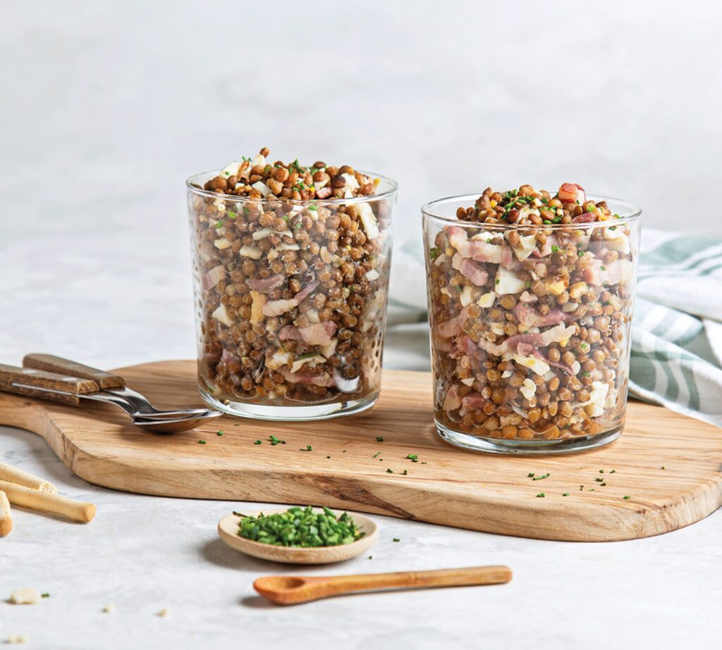 Copinhos de salada de lentilhas bacon e ovo cozido com cebolinho