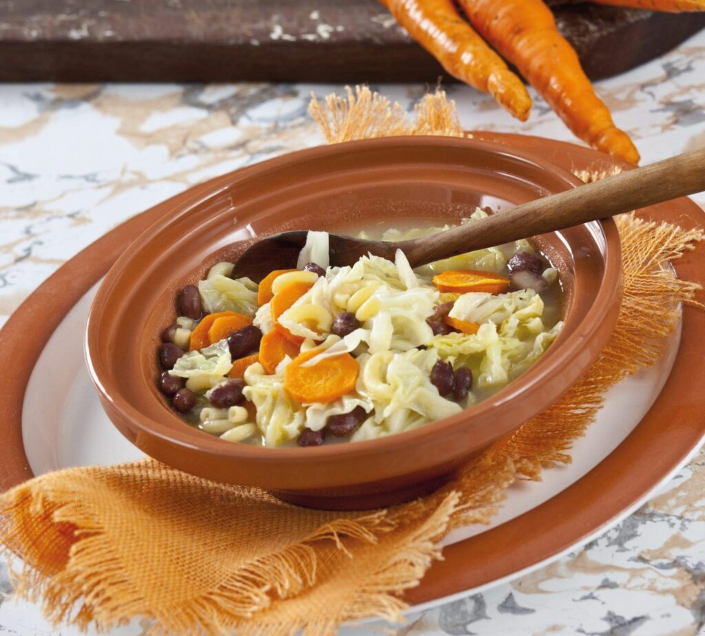 Sopa de feijão com lombardo e massinha