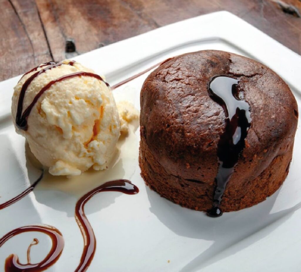 Fondant de Chocolate com Molho de Chocolate