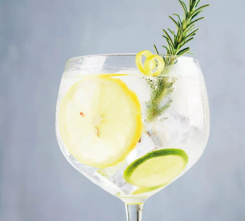Cocktail com Schweppes Citrus e limão
