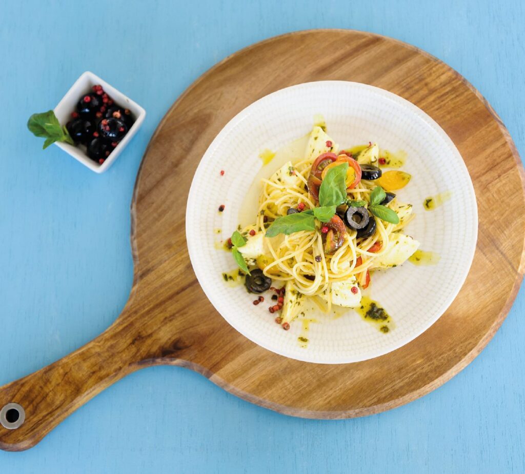 Esparguete com mozzarella de búfala e tomate cereja