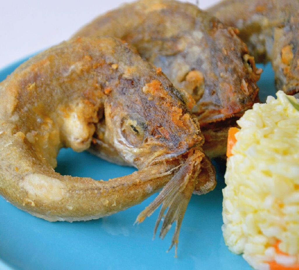Pescadinhas de Rabo na Boca Com Arroz de Cenoura