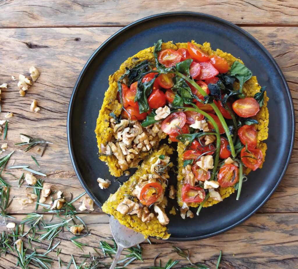 Tarte Lowcarb de Quinoa, Abóbora e Ervilha com Salada de Espinafre Fresco e Nozes