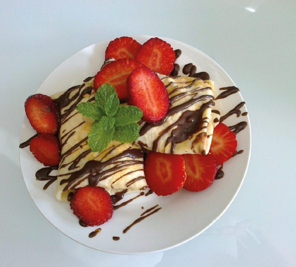 Crepe com gelado de nata e morangos