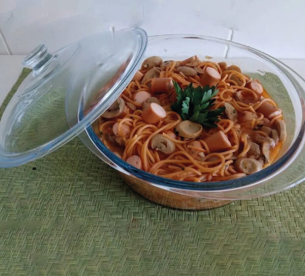 Esparguete com cogumelos e salsichas