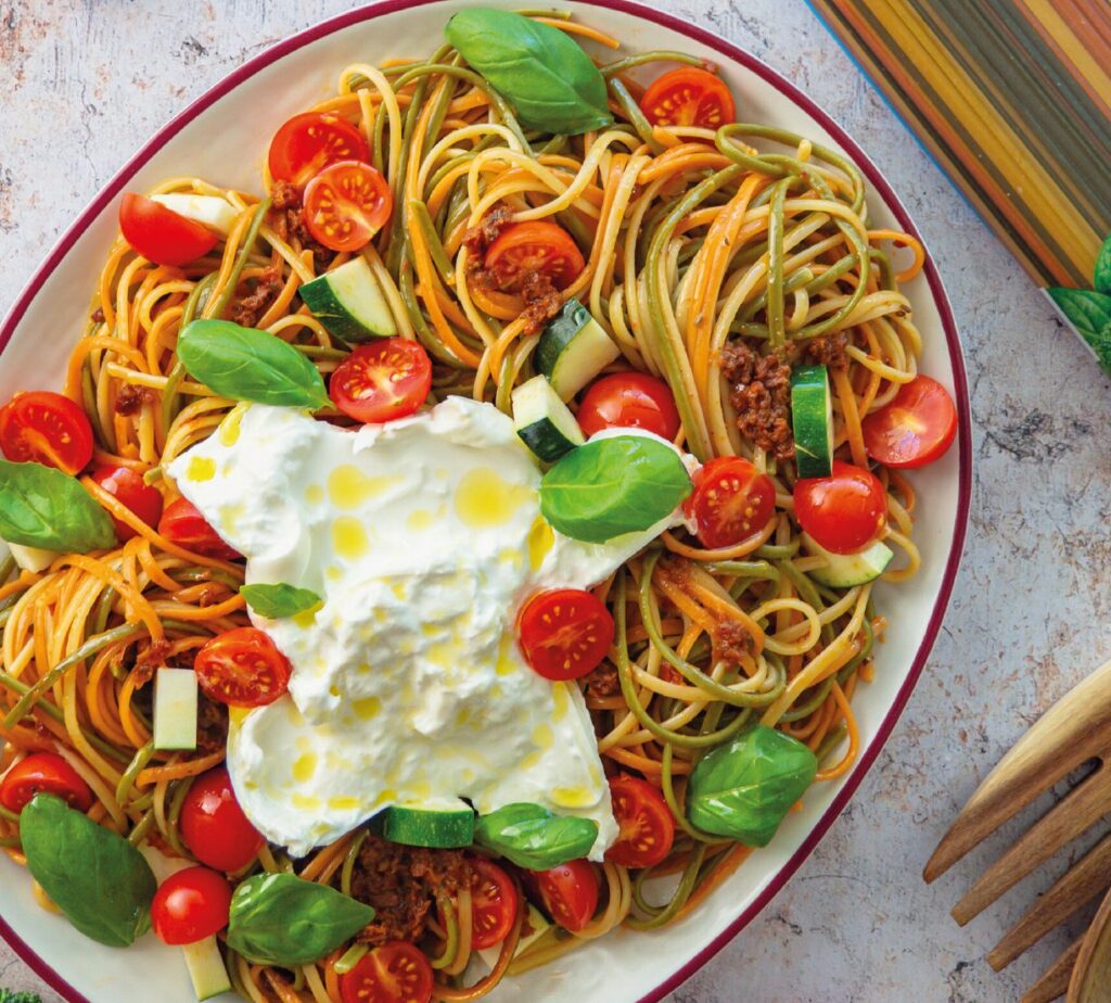 Linguine de Vegetais com Molho de Tomate Seco e Burrata