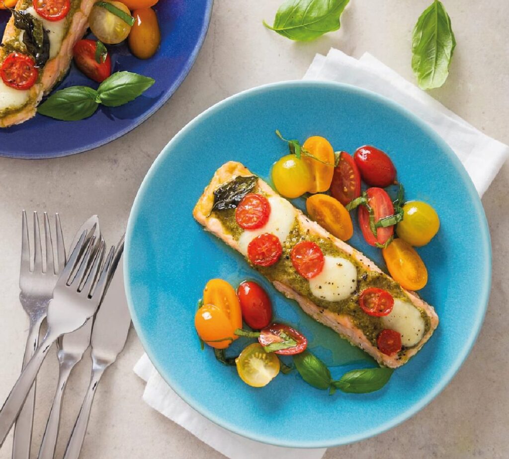Lombos de Salmão Caprese com Tomate ao Manjericão