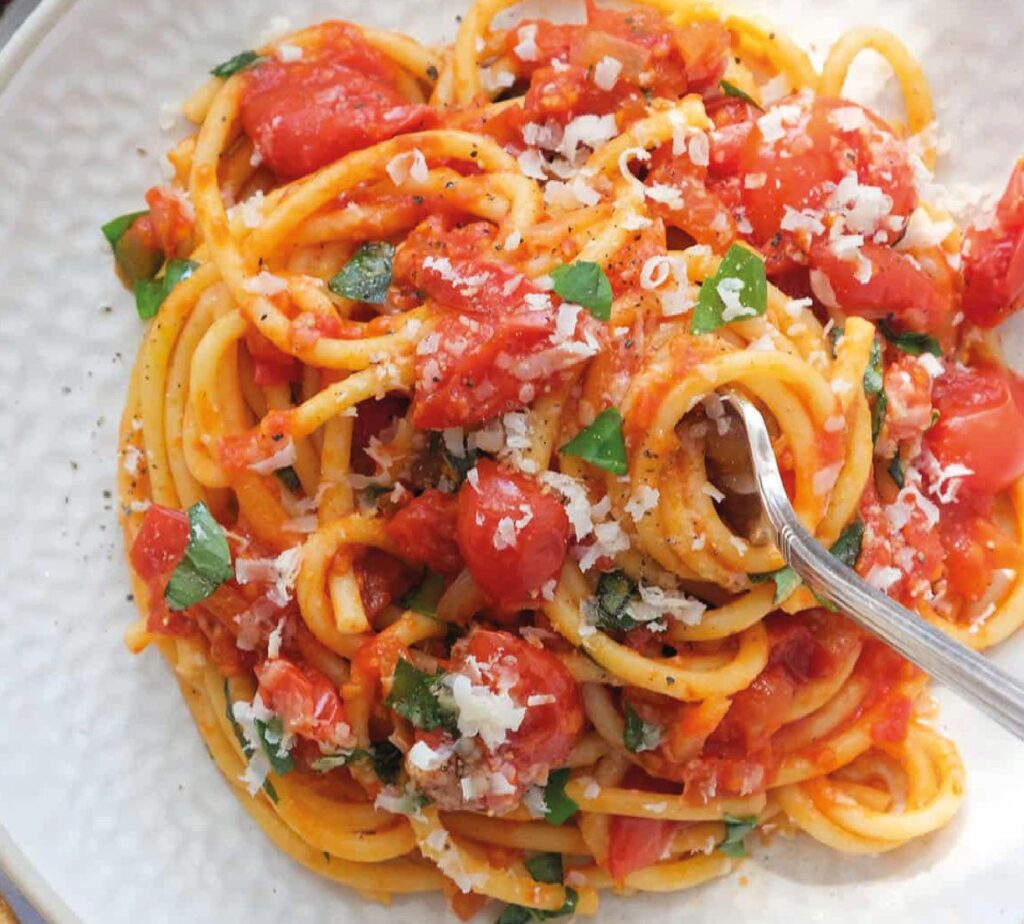 Esparguete com tomate e manjericão