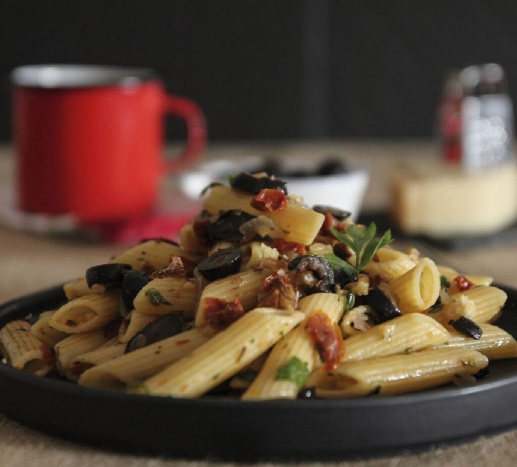 Macarronete com tomate seco e azeitonas