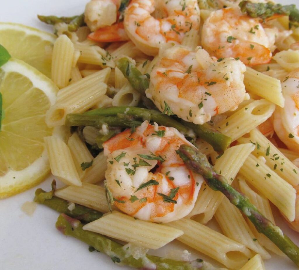 Penne com Camarão, Espargos e Pinhões ao Parmesão