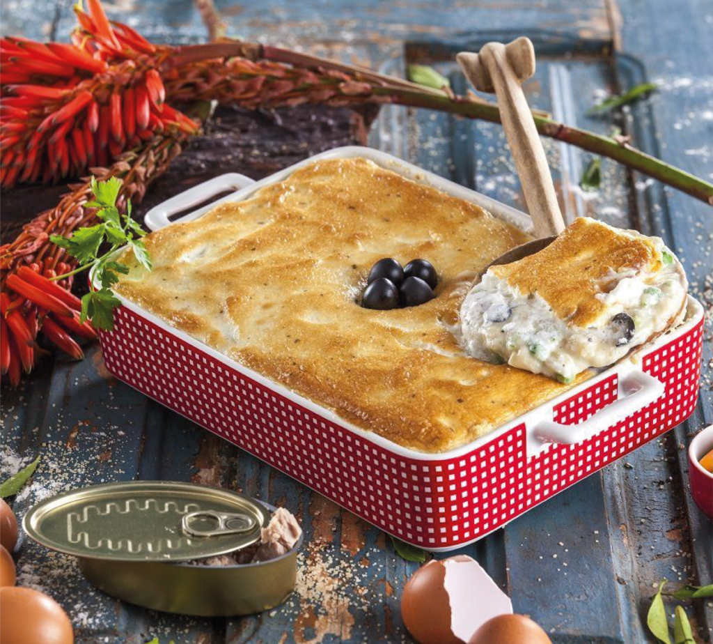 Tabuleiro de atum com maionese no forno