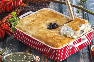 Tabuleiro de atum com maionese no forno