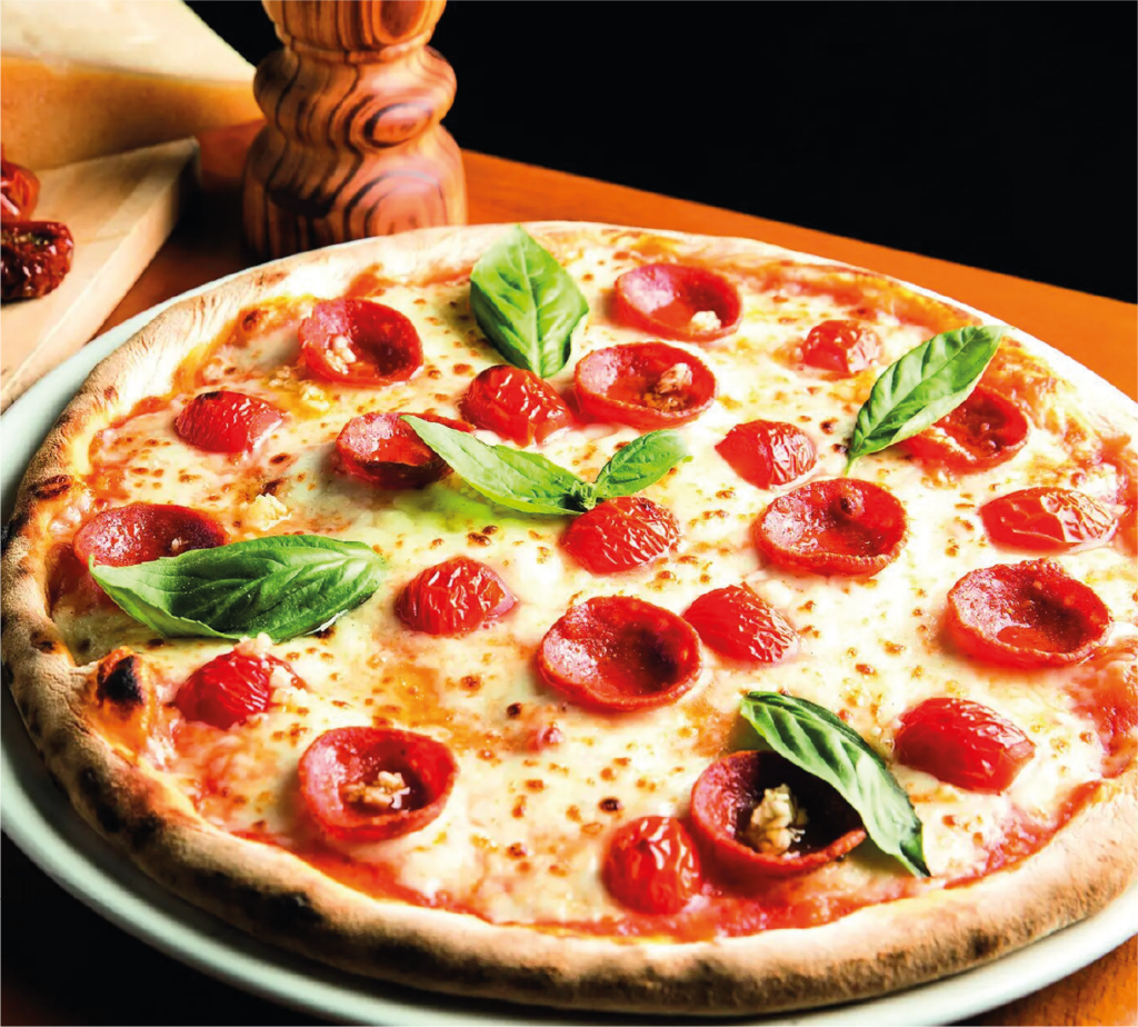 Pizza de tomate e manjericão