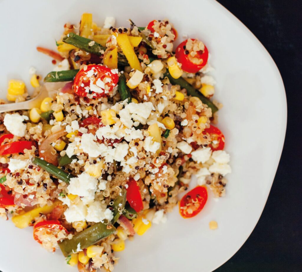 Salada de arroz, quinoa e vegetais