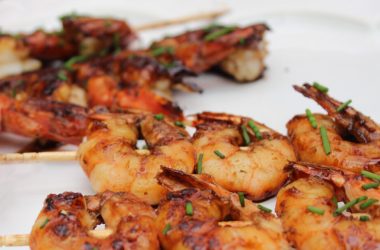 Espetadinhas de Camarão com Molho Balsâmico de Mel e Cerveja