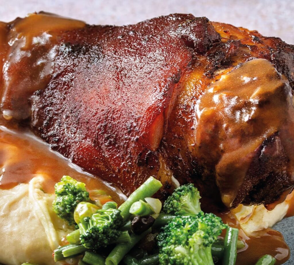 Pernil assado no forno com Puré de batata e legumes
